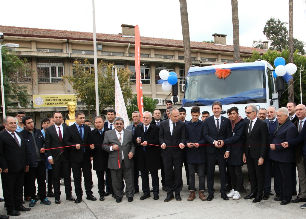 Ford Trucks, İskenderun’da öğrencilerin uygulamalı eğitim yapabilmesi için kamyon hibe etti