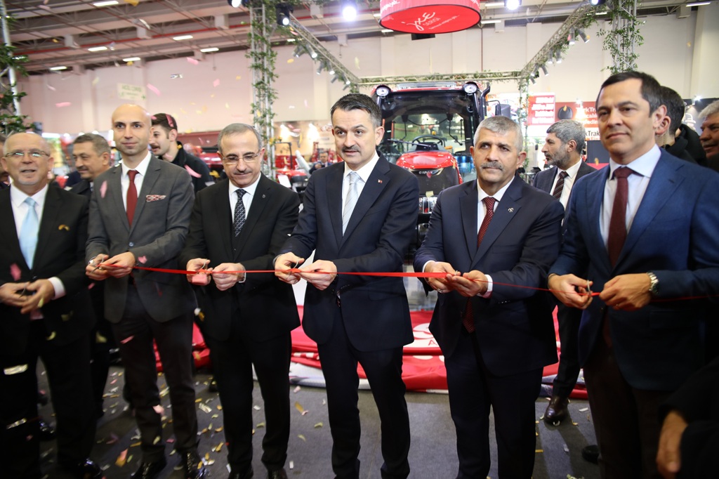 CASE IH’İN ÇOK AMAÇLI YENİ TRAKTÖR SERİSİ JXE SADECE TARLALARIN DEĞİL BAHÇE VE HAYVANCILIK  ÇALIŞMALARININ DA EN ÇOK ARANANI OLACAK