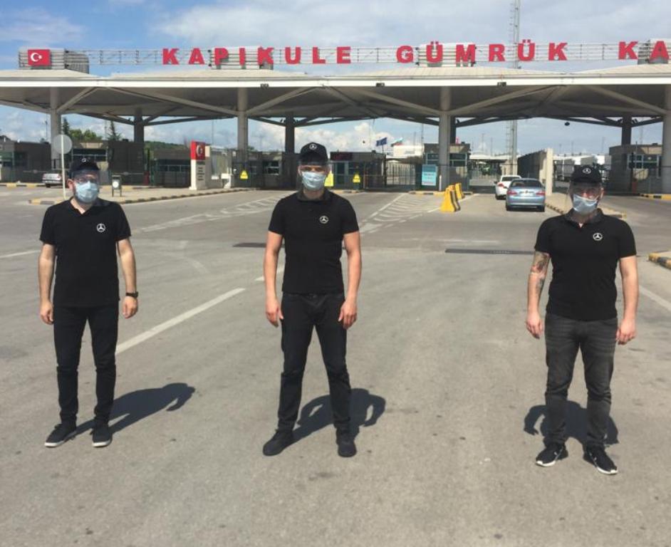 Mercedes-Benz Türk sınır kapılarındaki kamyon sürücülerinin bayramını kutladı