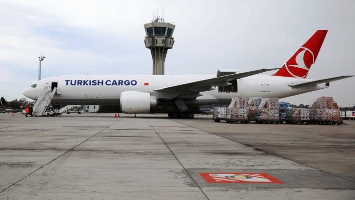 Turkish Cargo, kıtalararasında kurduğu hava kargo köprüsüyle Kovid-19 aşılarını taşıyor