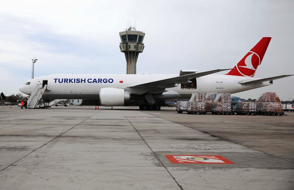 Turkish Cargo, kıtalararasında kurduğu hava kargo köprüsüyle Kovid-19 aşılarını taşıyor