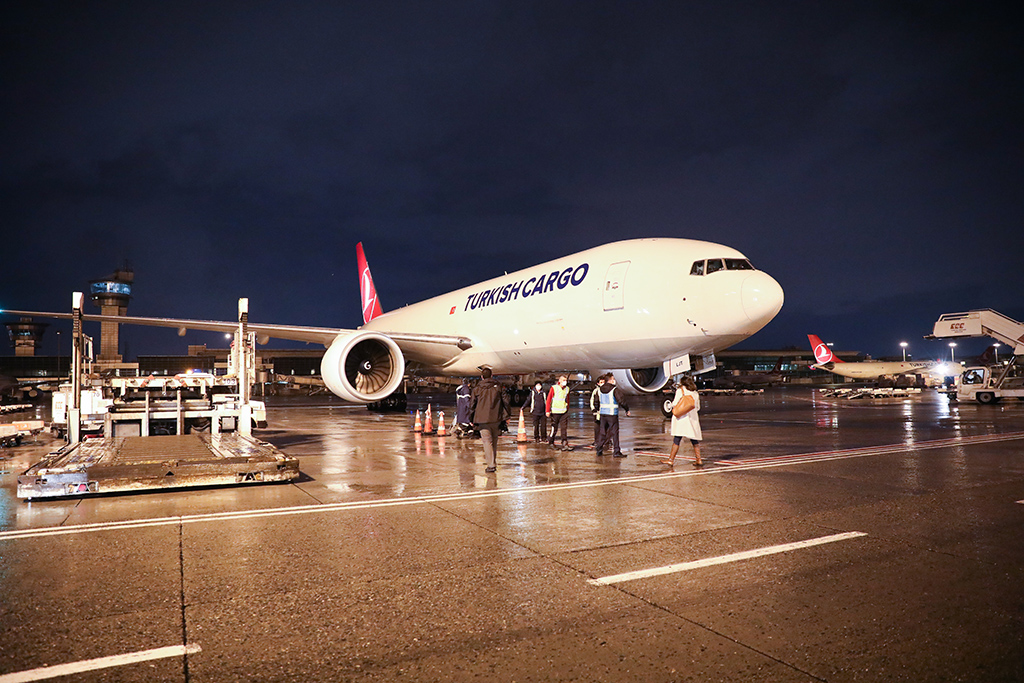 Turkish Cargo 1700 yıllık “Kybele” heykelini Türkiye’ye taşıdı.