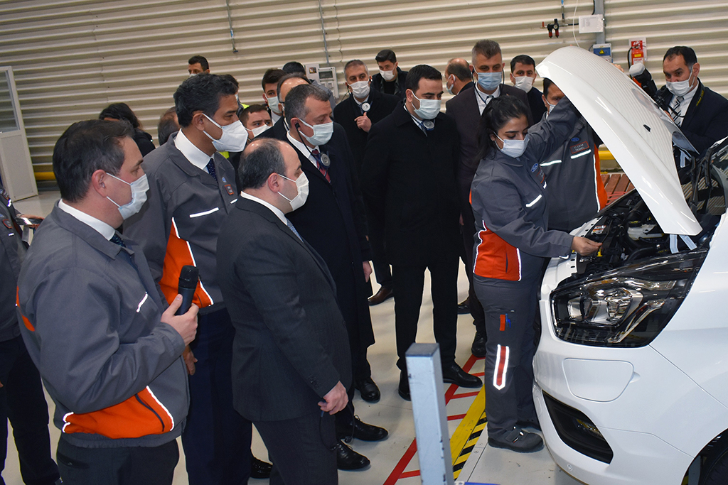 Sanayi ve Teknoloji Bakanı Varank, Ford Otosan’ın yeni yatırımlarını yerinde inceledi!