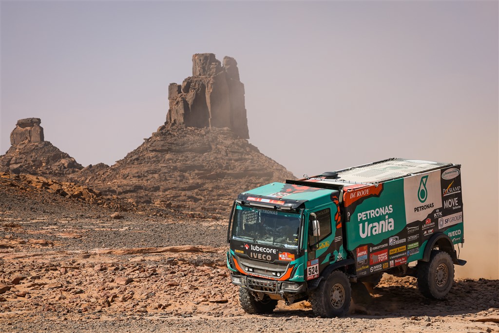 IVECO PETRONAS Team De Rooy ekibi, 2022 Dakar Rallisi’nde 3 kamyonu ile ilk 10’da yer aldı