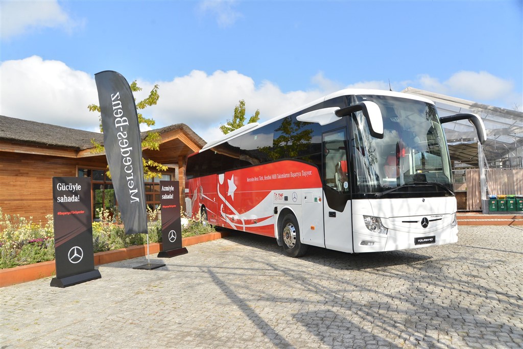 Mercedes-Benz Türk, Türkiye Hentbol Federasyonu Milli Takımlar resmi ulaşım sponsorluğu ile spora verdiği desteği sürdürüyor