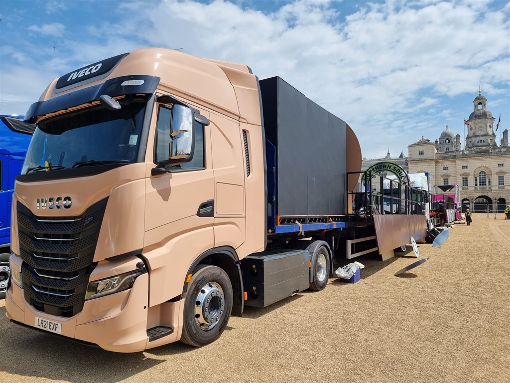 IVECO S-WAY, Majestelerinin Platinyum Jübile Geçit Töreninde Rol Aldı