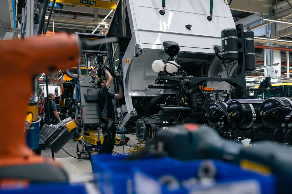 Daimler Truck, batarya elektriğiyle çalışan ikinci kamyonu eEconic’in seri üretimine başladı