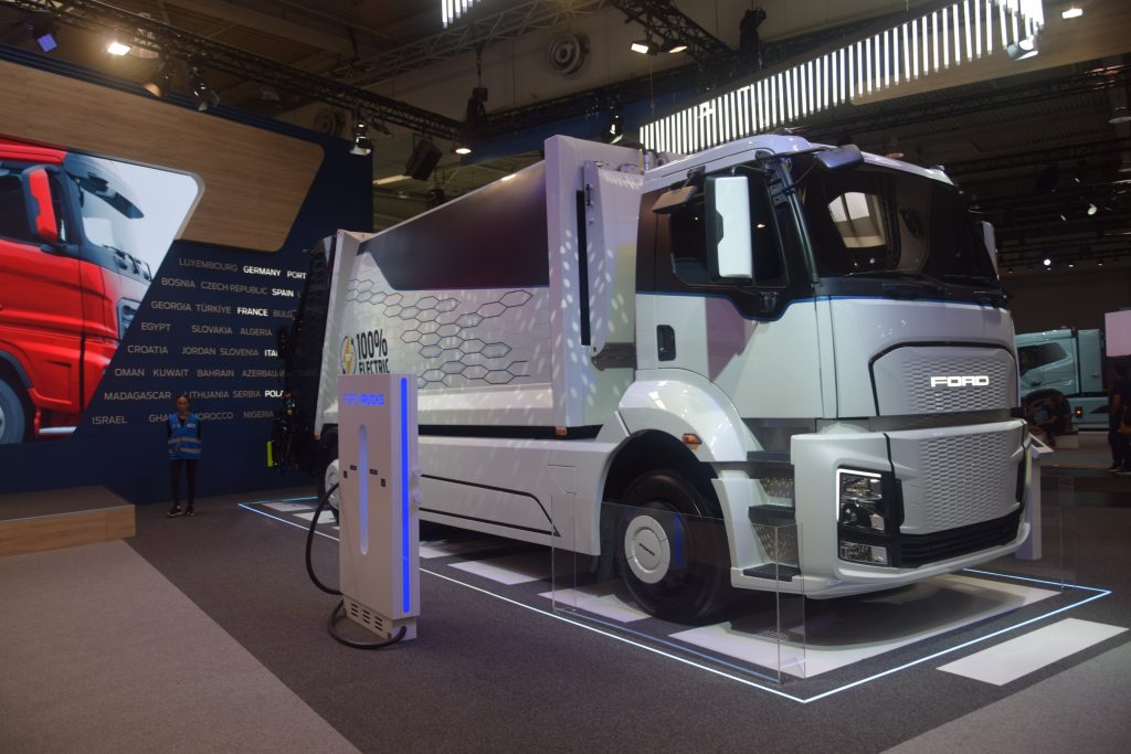 Ford Trucks’ın ürettiği ilk elektrikli kamyon, Pirelli R01 ile buluştu