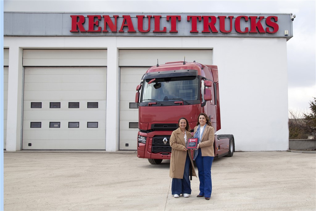 Yol açın…Renault Trucks direksiyonunda kadın sürücü var!