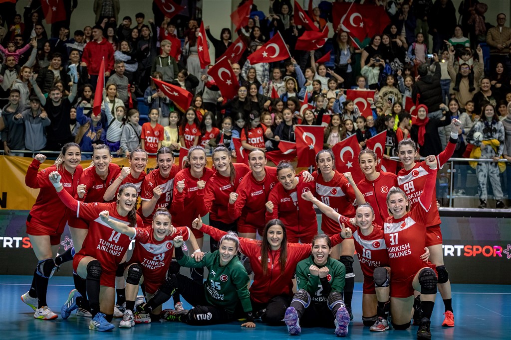 Mercedes-Benz Türk, Türkiye Hentbol Federasyonu Milli Takımları’nın resmi ulaşım sponsoru olmaya devam ediyor