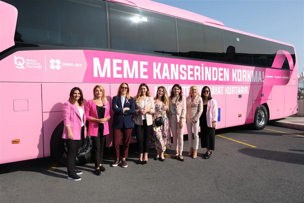 Pembe tasarımlı Mercedes-Benz Travego 16 2+1 ile ‘Meme Kanseriyle Mücadelede Yolumuz Bir’