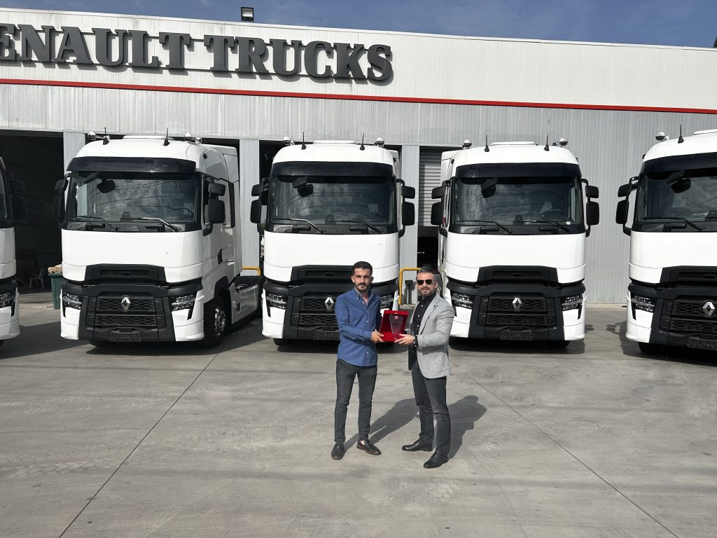 Özaşkın Trans’ın yeni Renault Trucks çekicileri ile düşük yakıt tüketimi