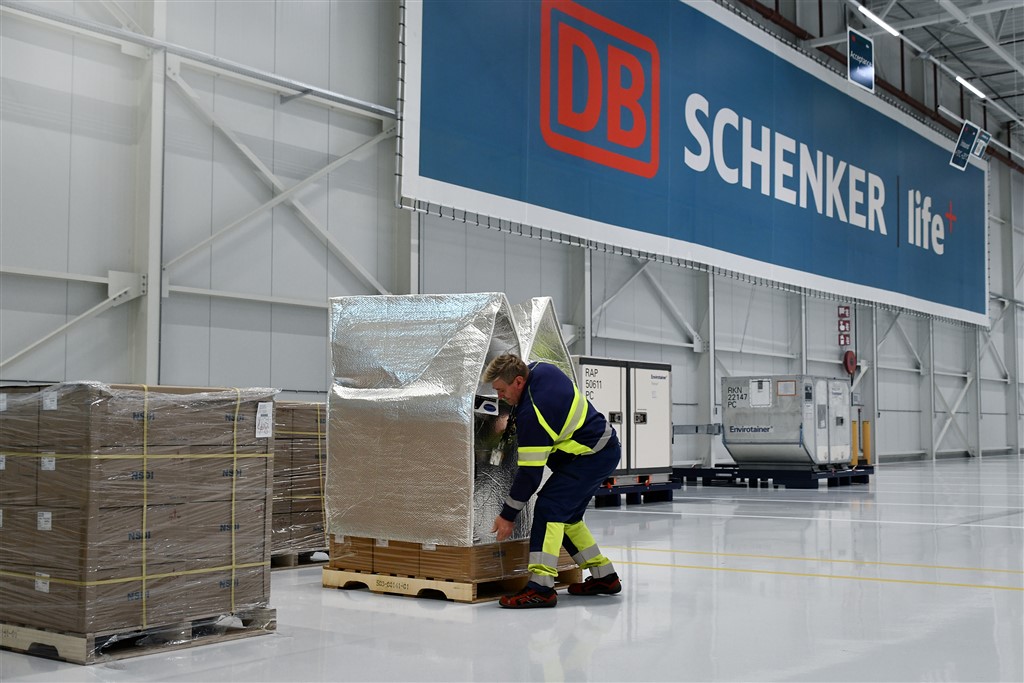 SAĞLIK HİZMETLERİNDE YENİ STANDARTLAR BELİRLEYEN DB SCHENKER, 150’DEN FAZLA İSTASYON İÇİN GDP SERTİFİKASI ALARAK DÜNYA GENELİNDE ETKİ ALANINI GENİŞLETİYOR