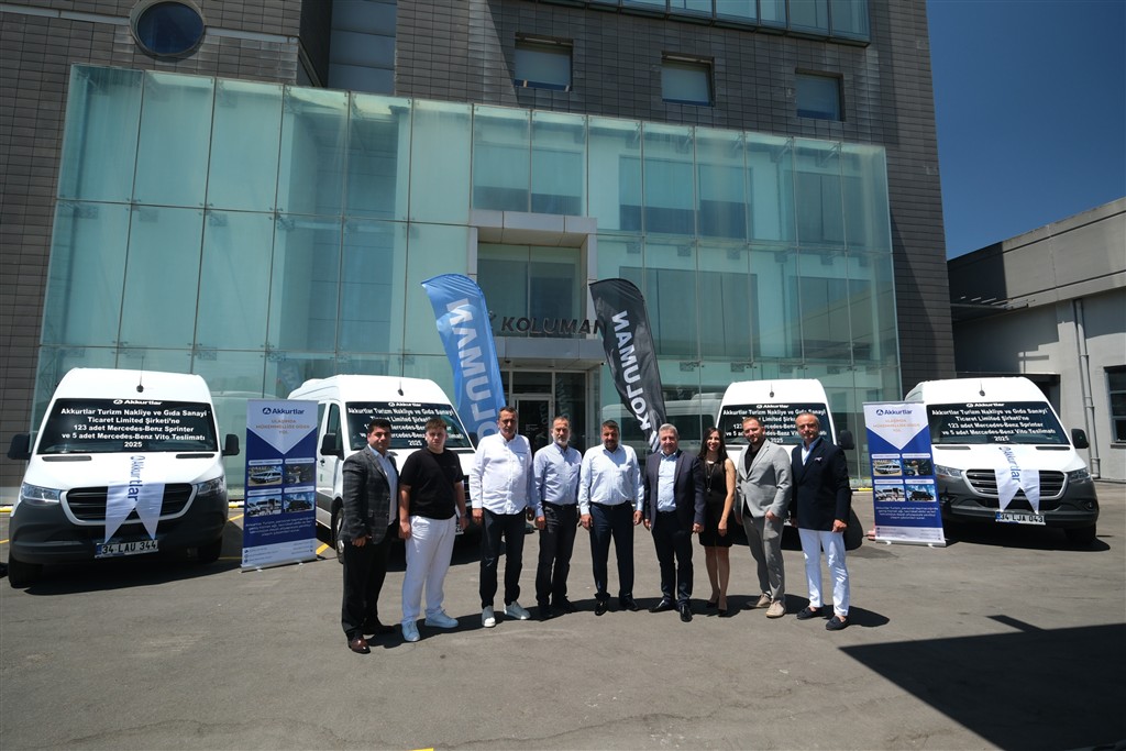 Mercedes-Benz’den Akkurtlar Turizm’e 123 adet Mercedes-Benz Sprinter ve 5 adet Vito teslimatı