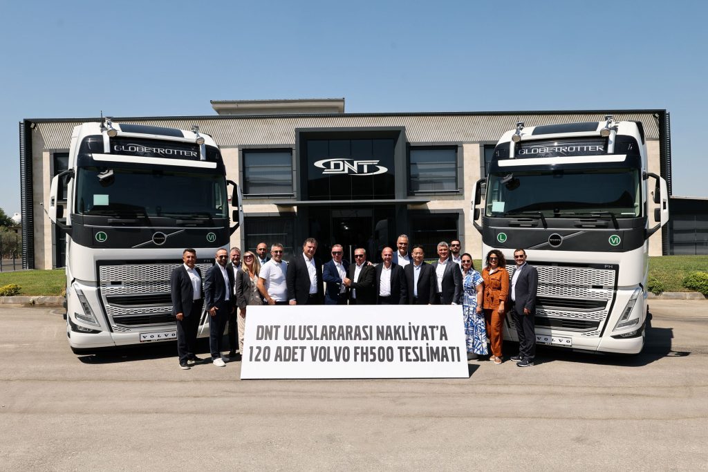 Volvo Trucks, DNT Uluslararası Nakliyat’a Gerçekleştirdiği Filo Teslimatıyla Ege Bölgesi’ndeki Gücünü Artırıyor