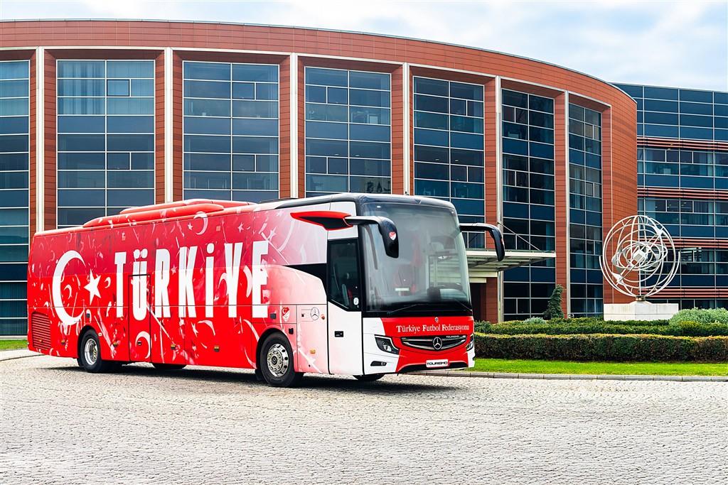 Mercedes-Benz Türk, A Milli Futbol Takımlarının Karayolu Ulaşım Sponsoru Olmaya Devam Ediyor