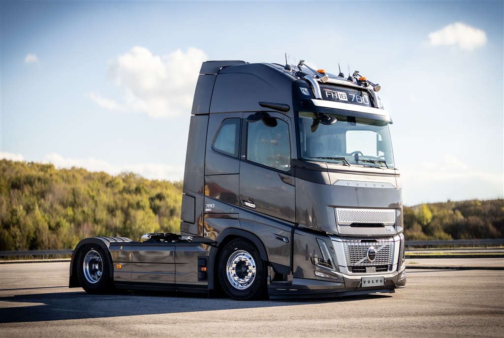 Volvo Trucks, Türkiye’deki İlk Kamera Monitör Sistemli Volvo FH16 4×2 780 HP’yi AGİT Nakliyat’a Teslim Etti!