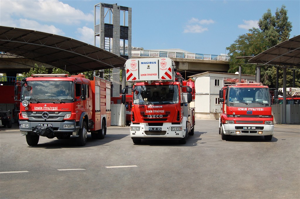 İzmir İtfaiye Dairesi Başkanlığı, hızlı müdahale için tam otomatik şanzıman donanımlı araçları kullanıyor