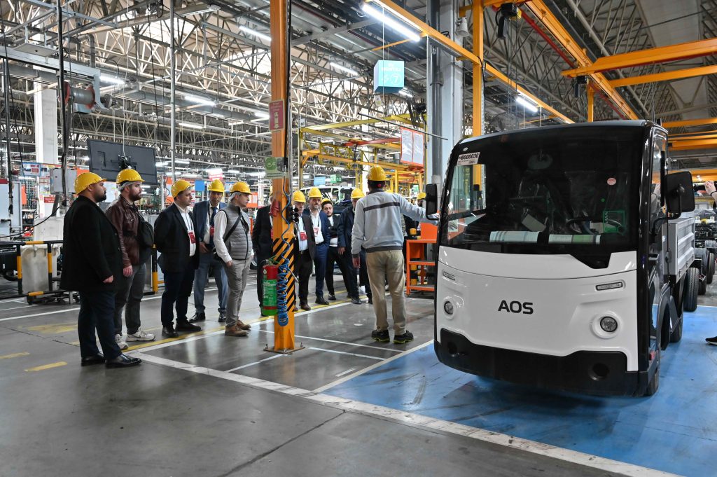 Anadolu Isuzu Üst Yapıcı İş Ortaklarıyla Kocaeli Fabrikasında Bir Araya Geldi