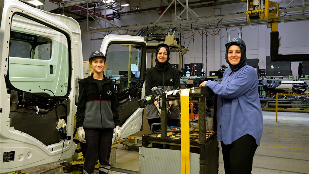 Mercedes-Benz Türk’ten Üretimde Kadın İstihdamına İşin Kaynağında Destek
