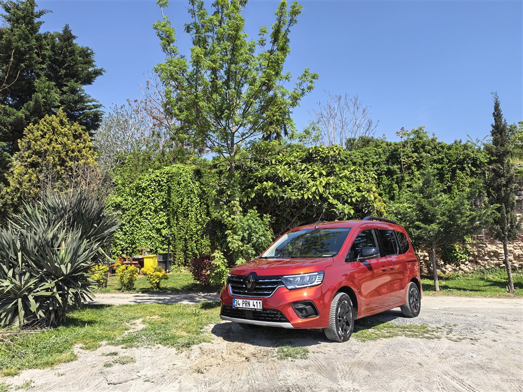 Ticari Ruhun İçine Gizlenmiş Konforlu Bir Günlük Yaşam Aracı : Renault Kangoo