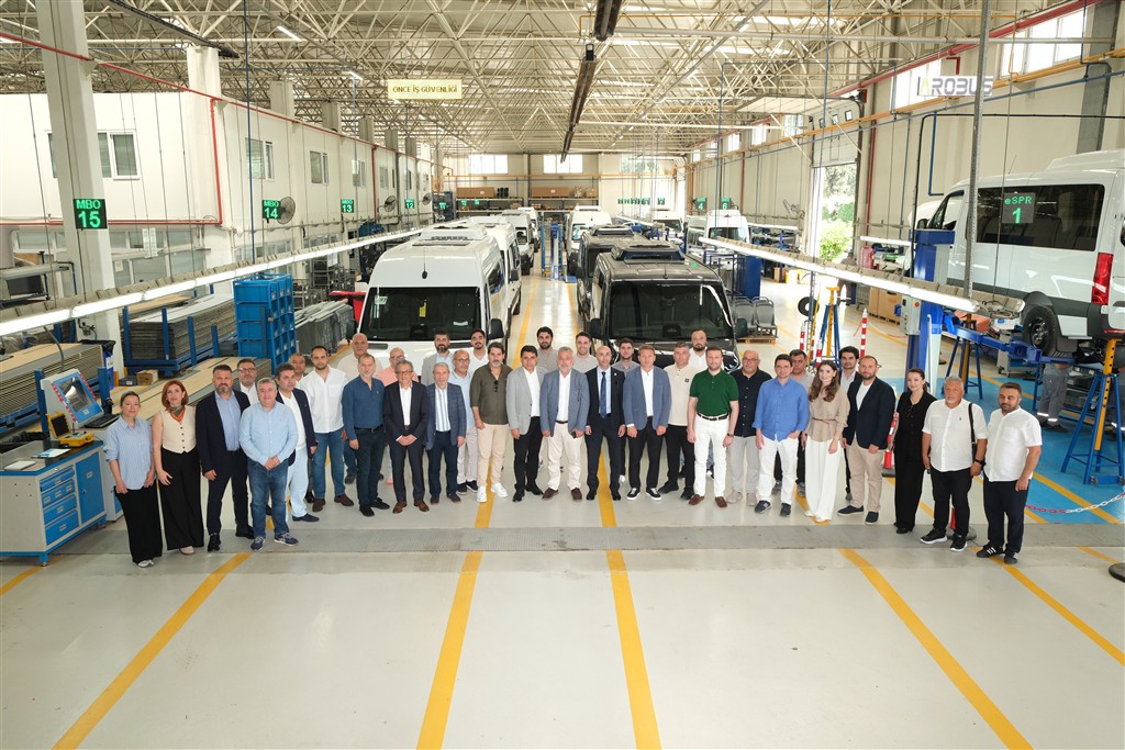 Mercedes-Benz Hafif Ticari Araçlar, İSTAB üyeleri ile Mercedes-Benz’in onaylı minibüs imalatçısı olan Arobus’a ziyaret gerçekleştirdi