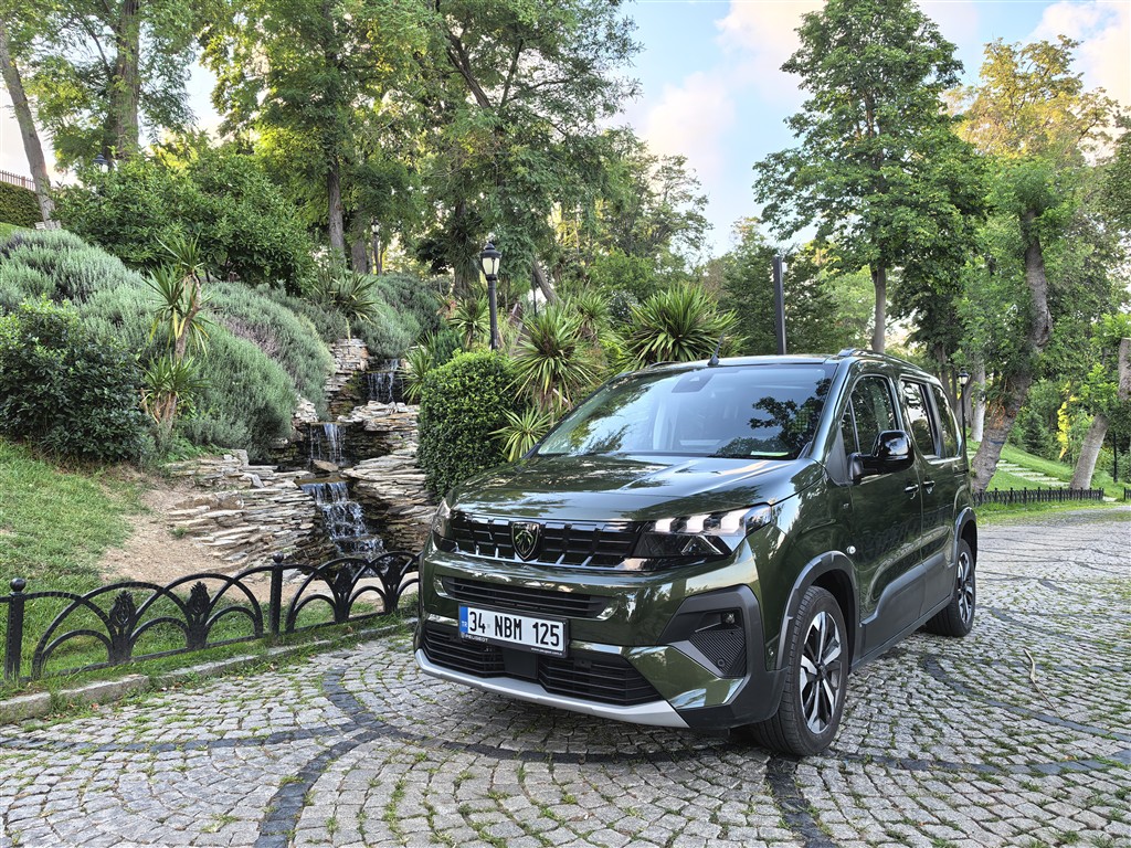 PEUGEOT Rifter GT: Aile Otomobili mi, Hafif Ticari mi?